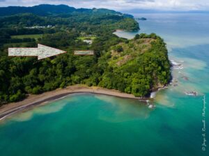 Agujas beach lot just steps from the shore, 752 m², titled, with utilities and mixed-use potential in a growing residential area.
