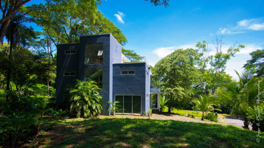 Nativa modern style house with 5 bedrooms, two terraces, semi-basement workspace, and a large 2,736 m² lot in an exclusive resort community.