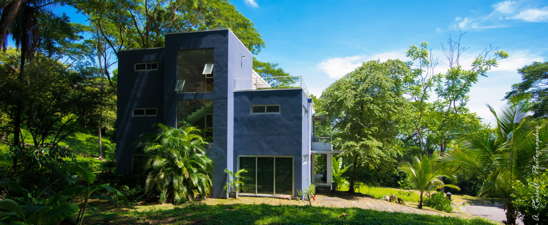 Nativa modern style house with 5 bedrooms, two terraces, semi-basement workspace, and a large 2,736 m² lot in an exclusive resort community.