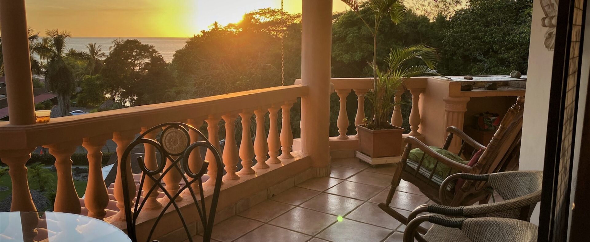 Jaco Beach building for sale with penthouse, 6 apartments, and large retail space. Ideal multi-unit investment property.