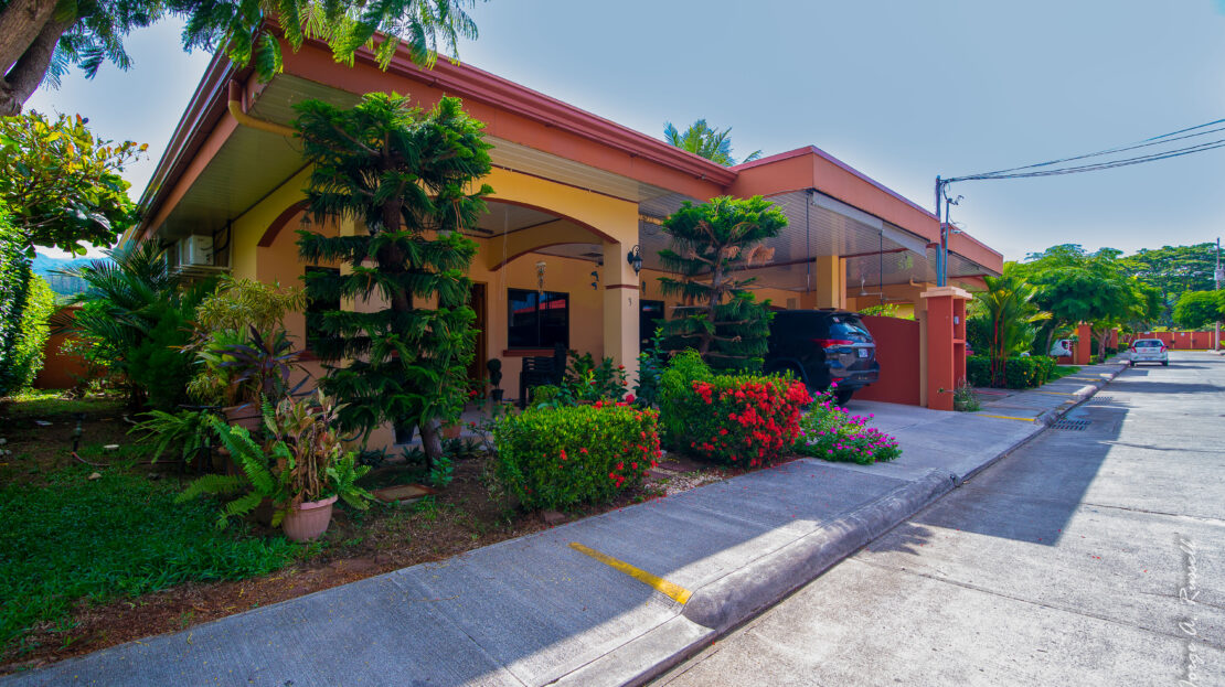 Jaco Beach gated 3-bedroom house with 230 m², covered parking, backyard, and community pool in a secure low-HOA condominium.