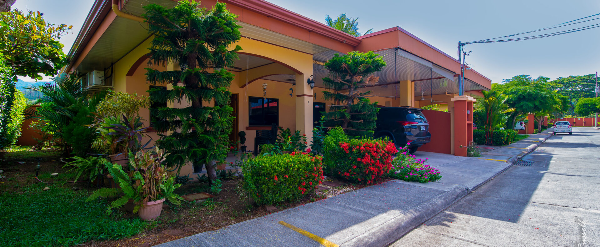 Jaco Beach gated 3-bedroom house with 230 m², covered parking, backyard, and community pool in a secure low-HOA condominium.
