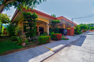 Jaco Beach gated 3-bedroom house with 230 m², covered parking, backyard, and community pool in a secure low-HOA condominium.