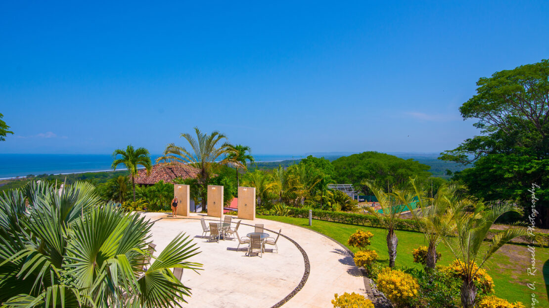 Nativa Resort ocean-view condo with 180 m², 2 bedrooms, terrace, and Gulf views in a secure gated community.