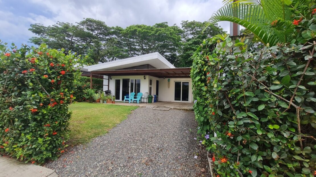 Jaco Beach furnished house in a quiet central condominium with pool, garden, and walk-to-beach location. Move-in ready and well maintained.