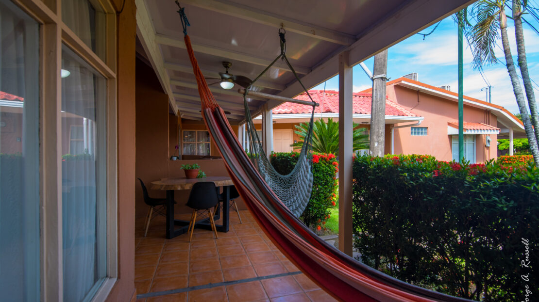 Jaco cozy 1-bedroom condo two blocks from the beach, furnished, comfortable, and well-located near shops in a secure community.