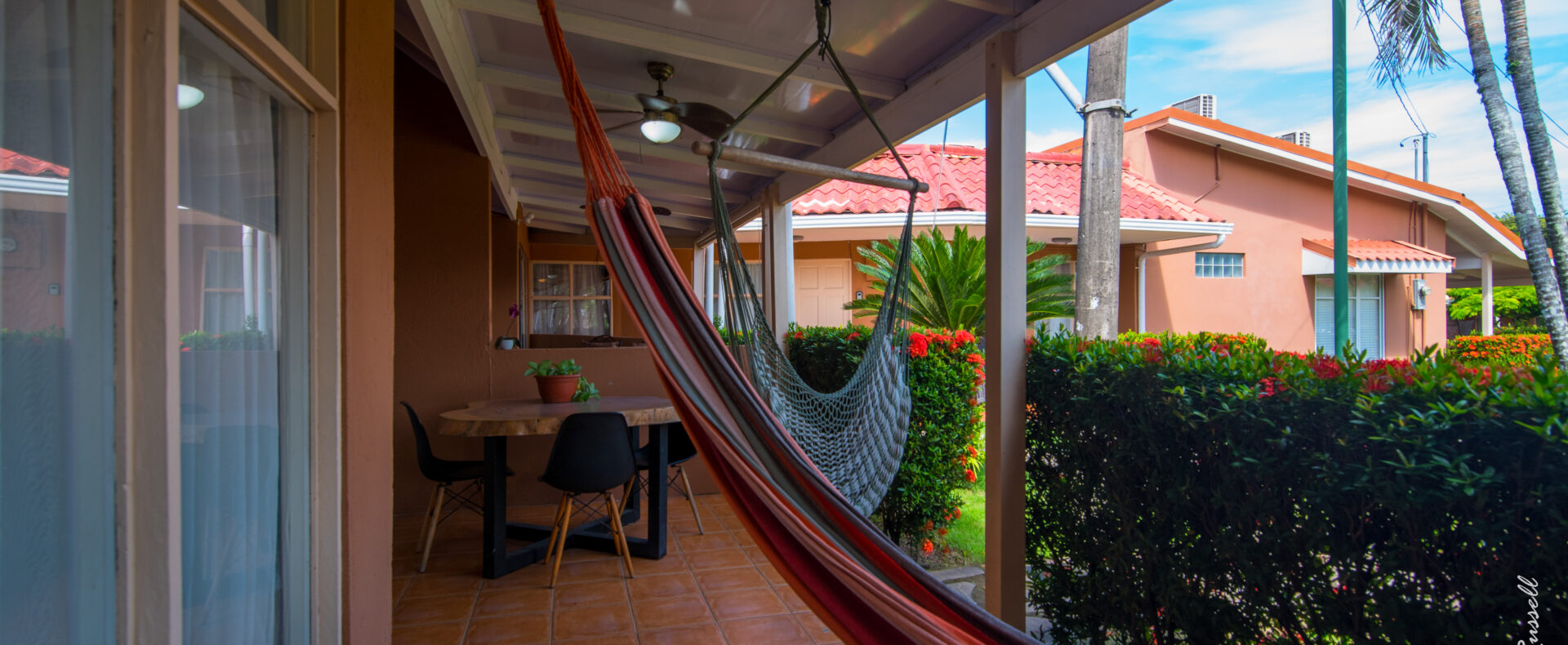 Jaco cozy 1-bedroom condo two blocks from the beach, furnished, comfortable, and well-located near shops in a secure community.