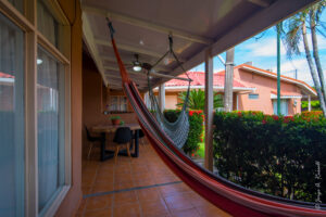 Jaco cozy 1-bedroom condo two blocks from the beach, furnished, comfortable, and well-located near shops in a secure community.