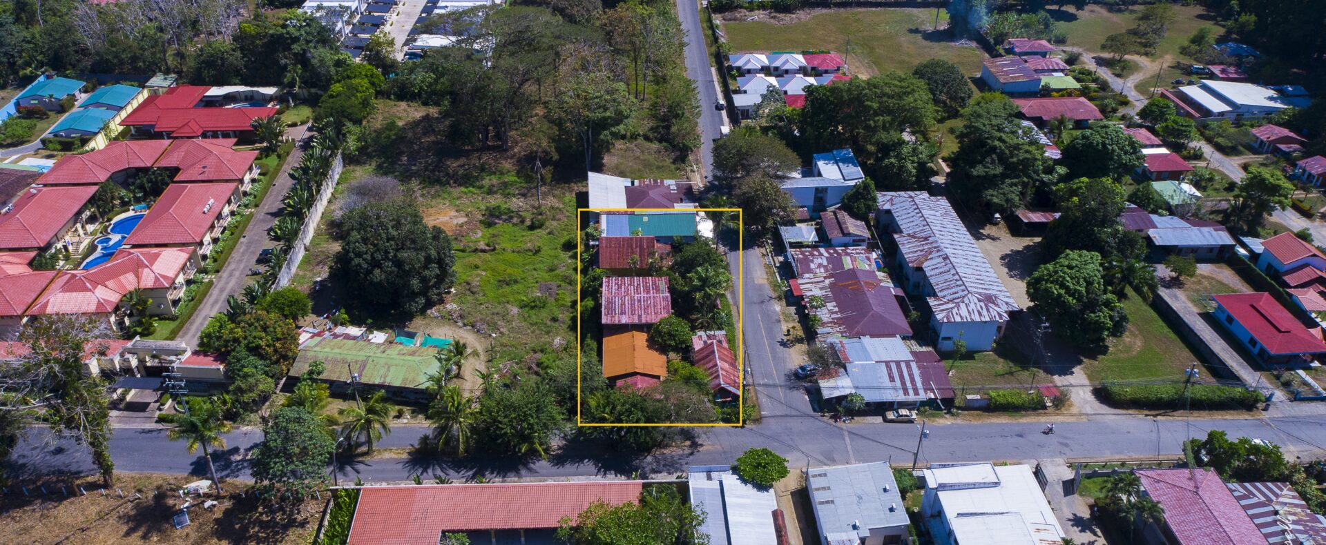 Jaco development property near the beach. Corner lot with 837 m² of potential for remodeling or new projects in a prime mixed-use location.