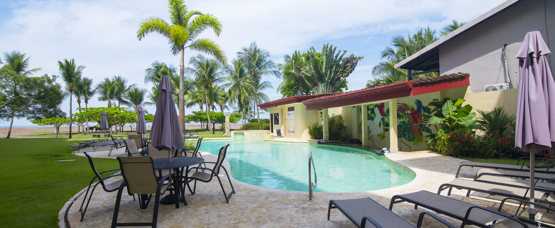 Jaco Beach condo 3-bedroom in Tres Regalos. Beachfront 3-bedroom furnished with balconies, pool access, security, and walk-to-town.