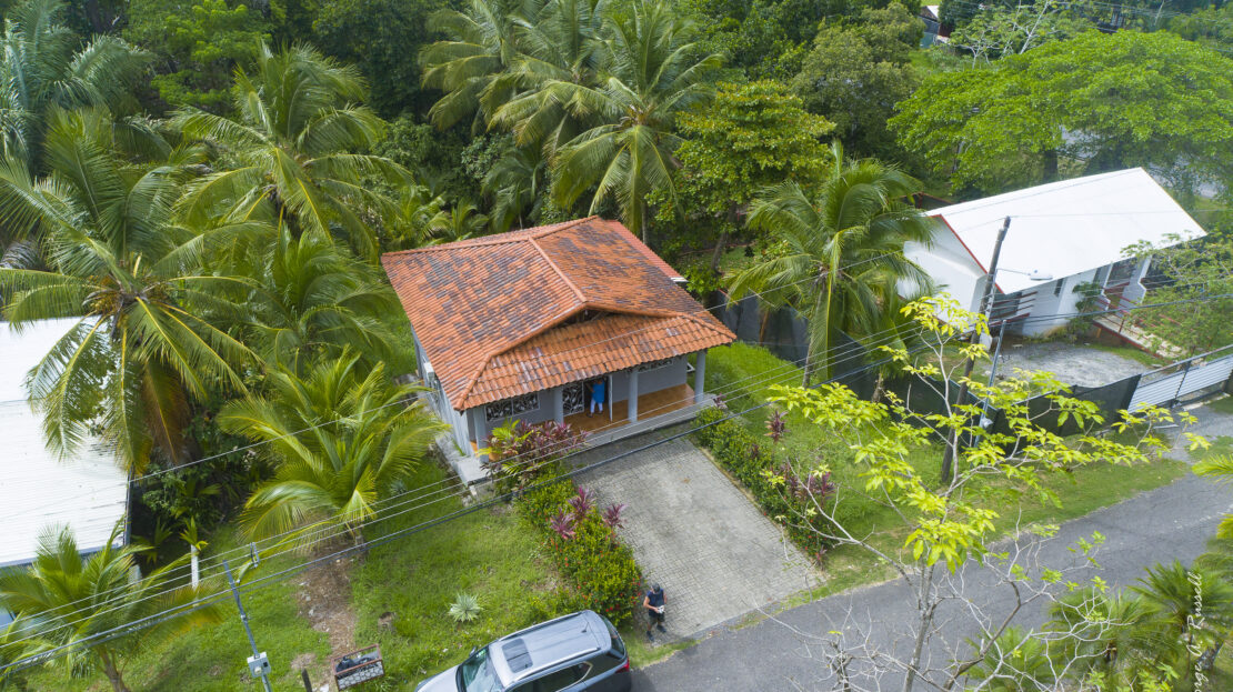 Esterillos fixer-upper home for sale on a large 1,211 m² lot. 4-bedrooms, quiet neighborhood, near the beach and close to shops and services.