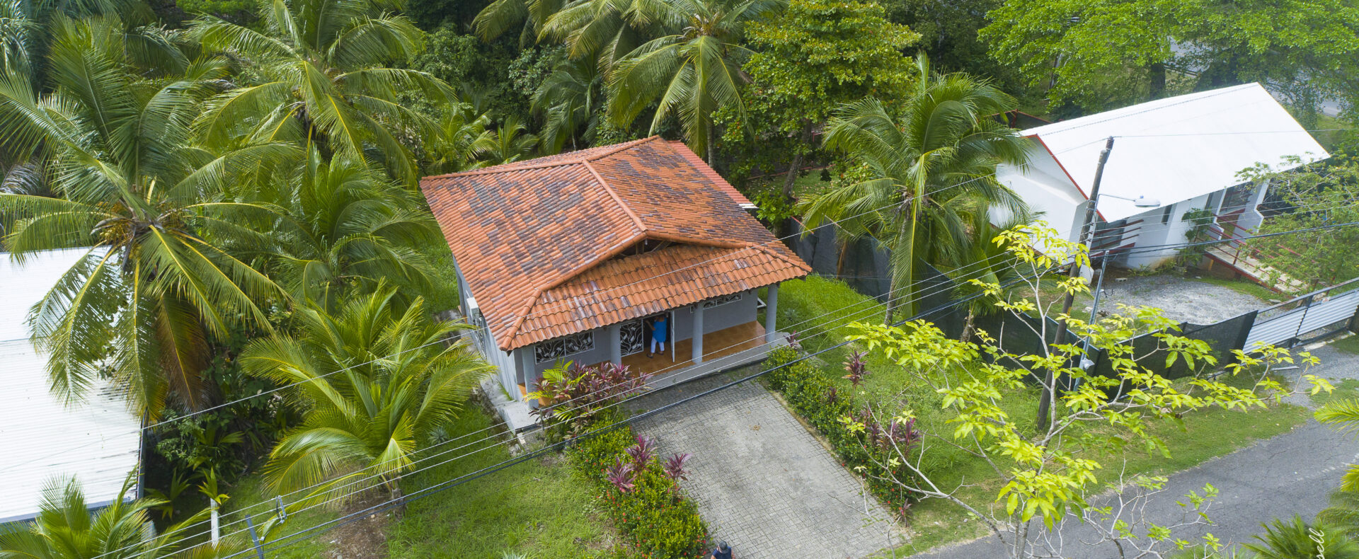 Esterillos fixer-upper home for sale on a large 1,211 m² lot. 4-bedrooms, quiet neighborhood, near the beach and close to shops and services.