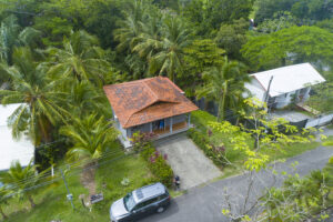 Esterillos fixer-upper home for sale on a large 1,211 m² lot. 4-bedrooms, quiet neighborhood, near the beach and close to shops and services.