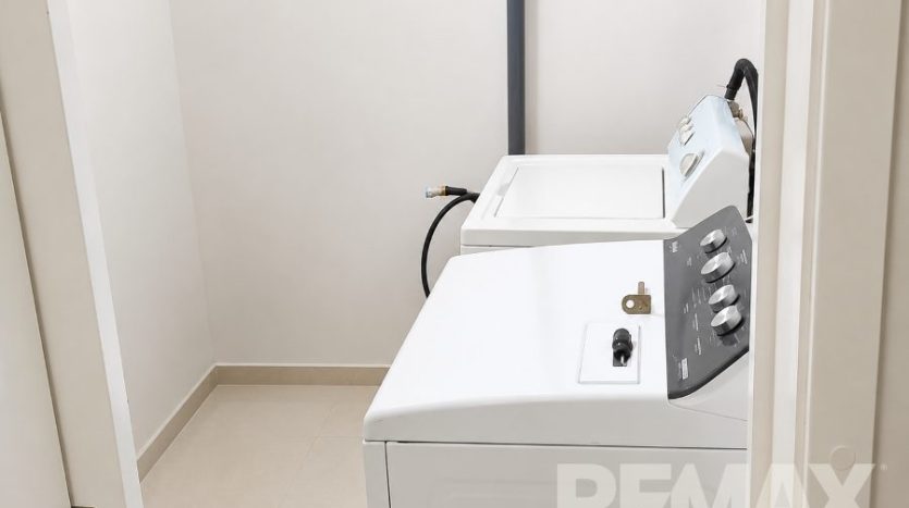 10 Fully remodeled Jaco condo Laundry