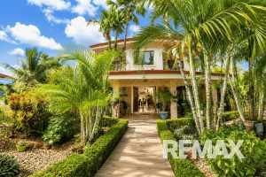 Spacious Tropical Home With Pool (2)