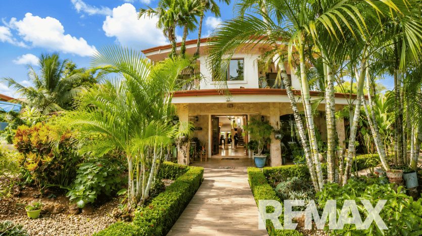Spacious Tropical Home With Pool