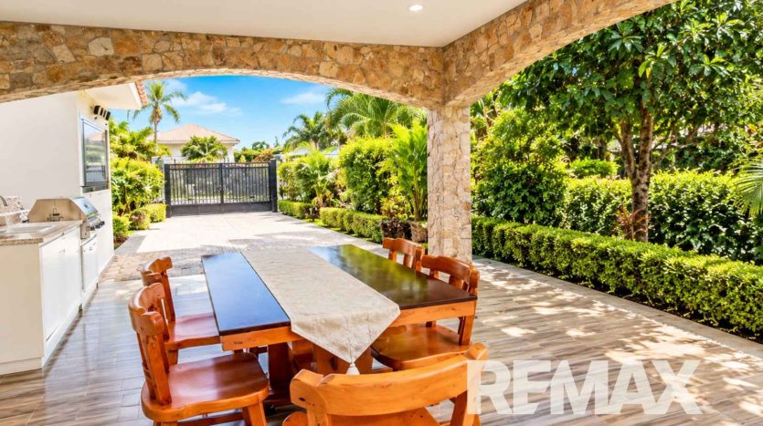 Spacious Tropical Home With Pool