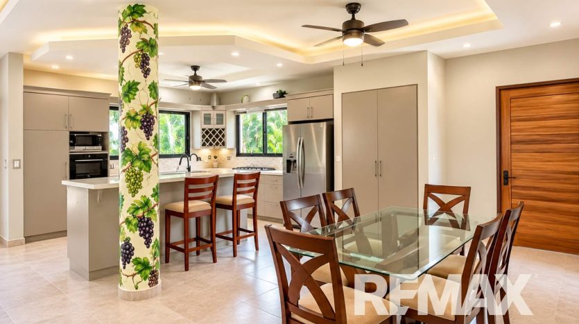 Spacious Tropical Home With Pool