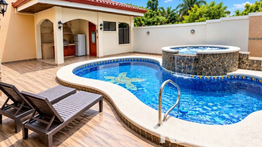 Spacious Tropical Home With Pool