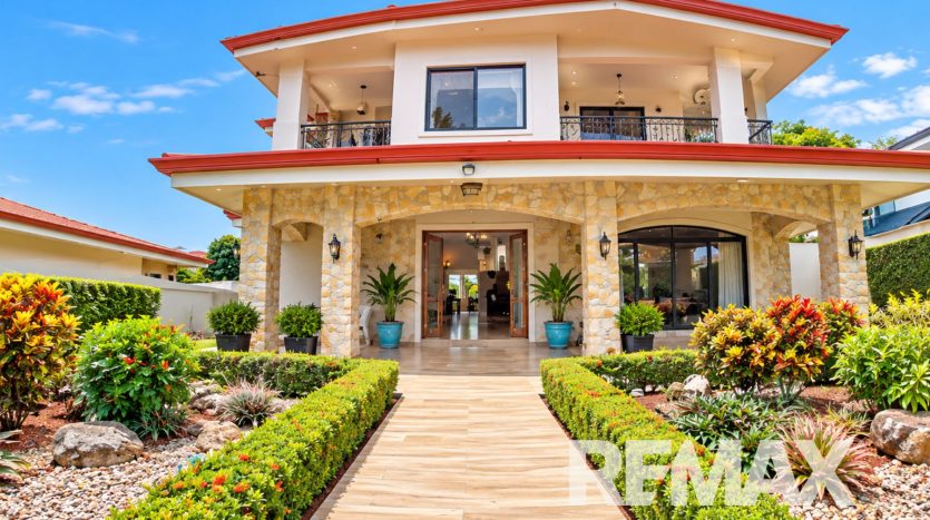 Spacious Tropical Home With Pool