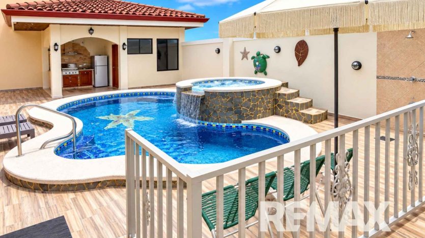Spacious Tropical Home With Pool