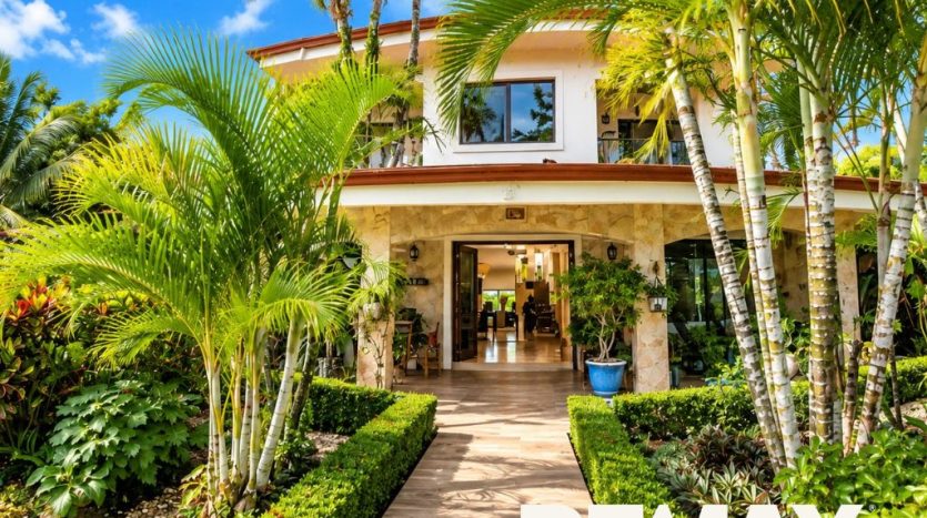 Spacious Tropical Home With Pool