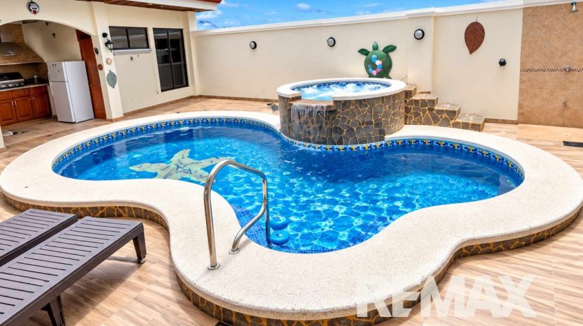 Spacious Tropical Home With Pool
