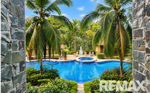 Tropical Condo Minutes from Jacó Beach